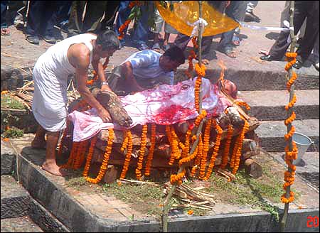 rituals funeral india death hindu hinduism ritual cremation pyre who ohmynews placed deceased woman religious